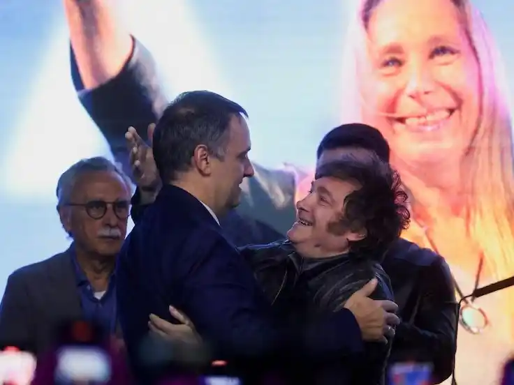 Javier Milei y Manuel Adorni celebran tras las elecciones legislativas de Buenos Aires, el 18 de mayo. Foto: Tomas Cuesta (REUTERS)
