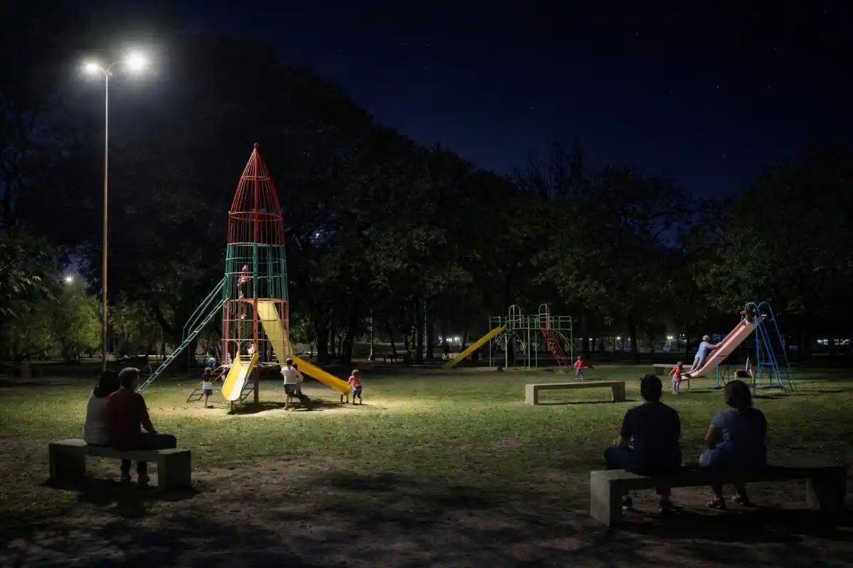 Colocaron luminaria LED en diferentes puntos del Parque Unzué y en el Balneario Municipal