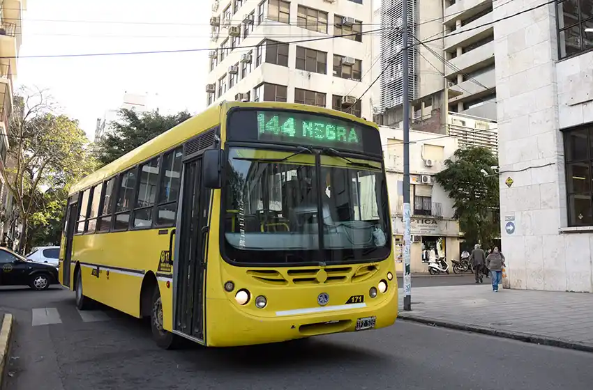 Colectiveros evalúan paro de transporte en Rosario por una deuda salarial