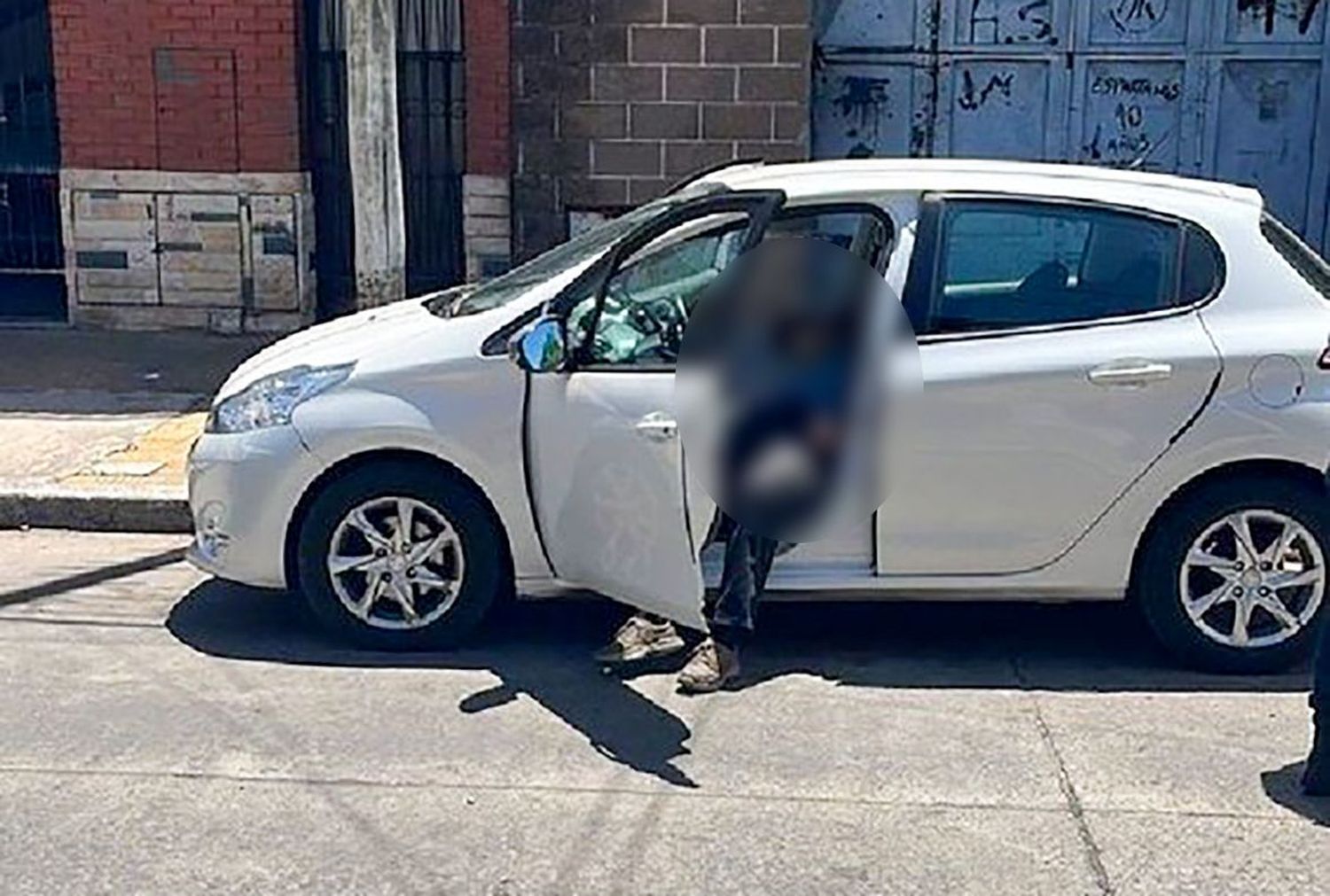 La víctima murió dentro de su auto.