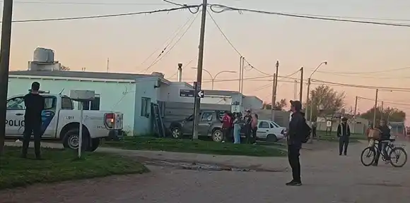 Un grupo de jóvenes con caños, piedras y palos se enfrentó a la policía en Coronel Pringles