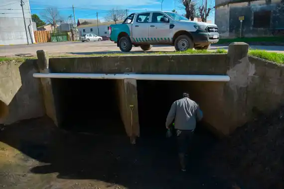 Limpian el Canal de calle Paraná