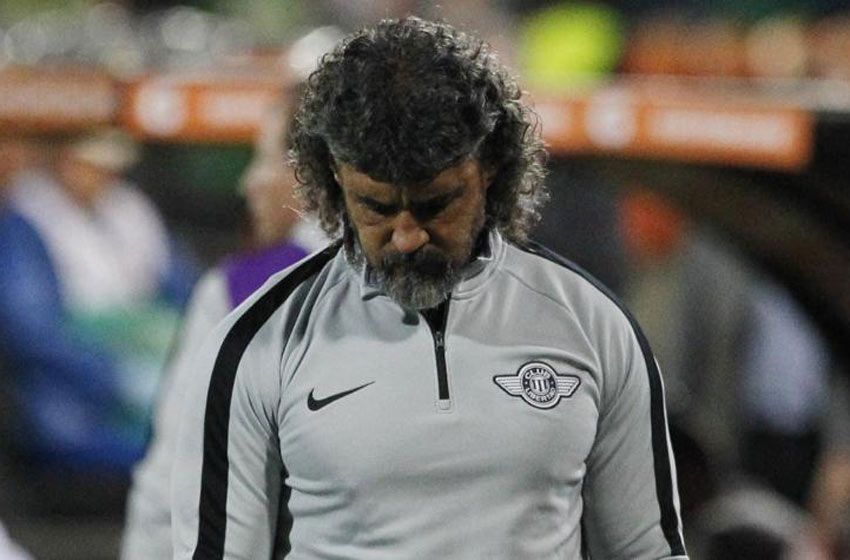 Sorpresivamente despidieron al DT de Libertad, rival de Central en la Libertadores