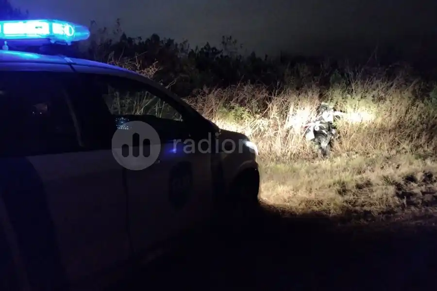 Entre los pastizales en un descampado, encontraron una moto con pedido de secuestro