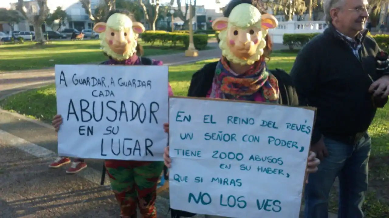 Video: vecinos se manifiestan contra Gustavo Rivas 