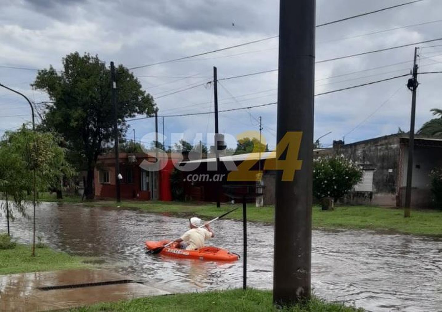 El sur provincial azotado por la intensa lluvia, deja calles anegadas en algunas localidades