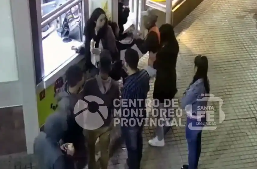 Un cuidachoche golpeó a una joven y quedó registrado por las cámaras de videovigilancia