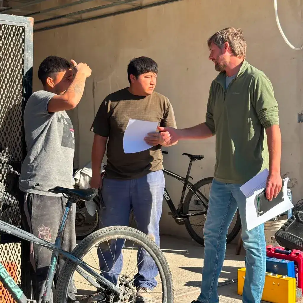 El edil Santiago Meardi en diálogo con los vecinos del Ciudad Nueva. Foto: MVT