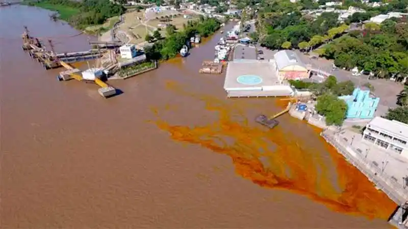 Se derramaron unos 800 litros de aceite en el río Paraná