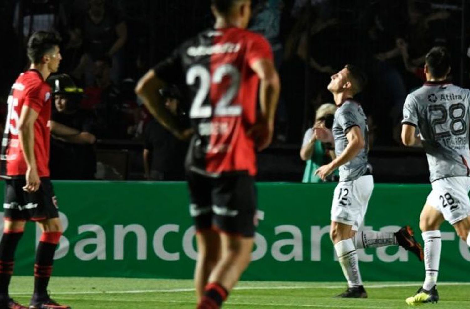 Newell’s dio un paso hacia atrás y perdió ante Colón