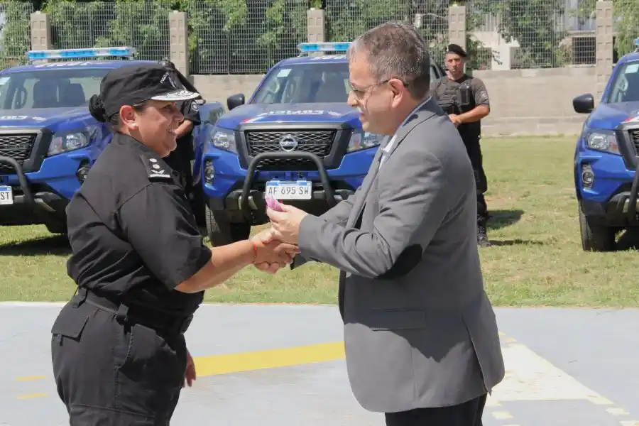El gobierno provincial, a través del Ministerio de Seguridad, entregó 15 nuevas camionetas Nissan Frontier 4x4 y equipamiento antidisturbio a la Policía