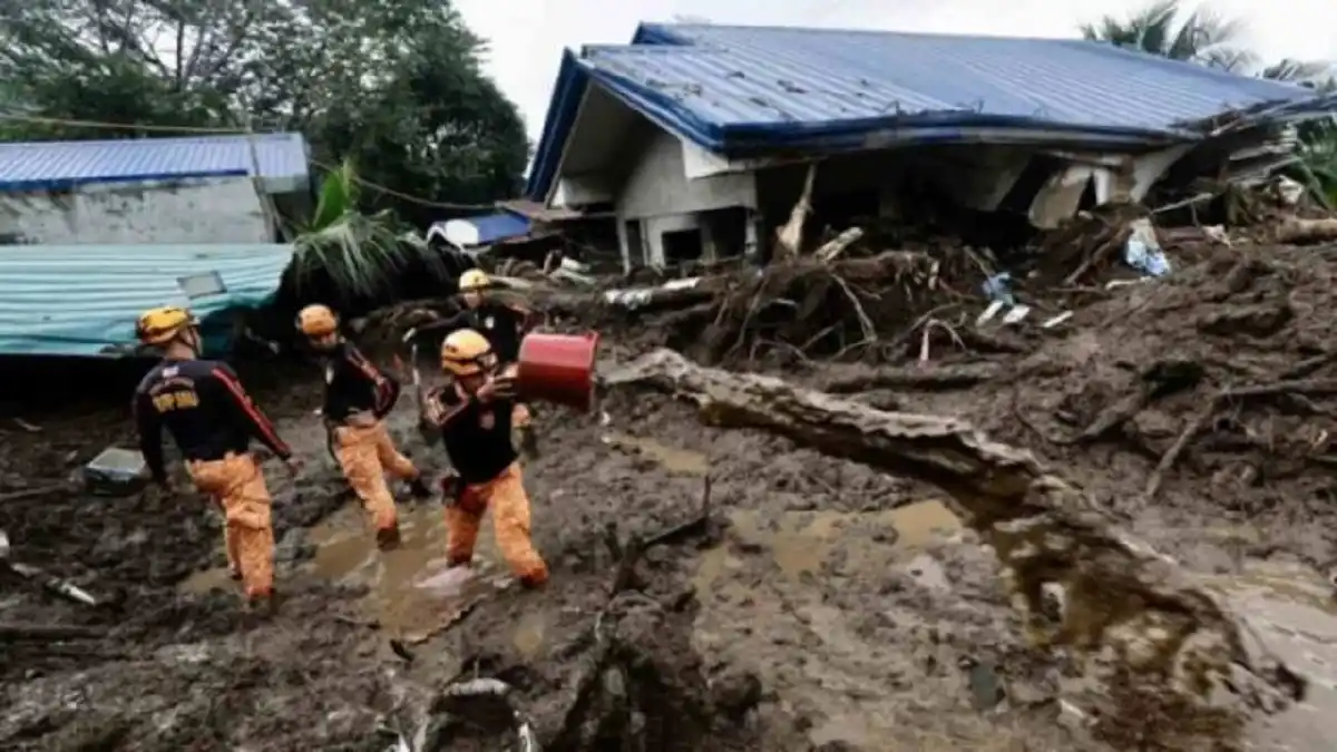 En FILIPINAS evacúan a miles de personas ante la llegada del tifón YINXING