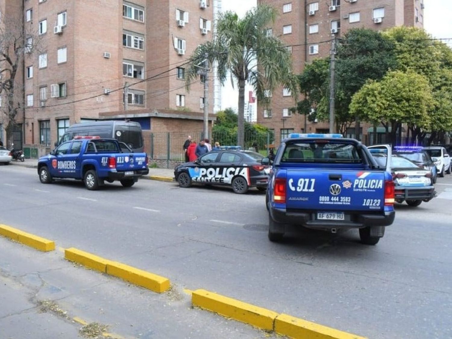 policías en el edificio donde murieron 3 personas por inhalación de monóxido