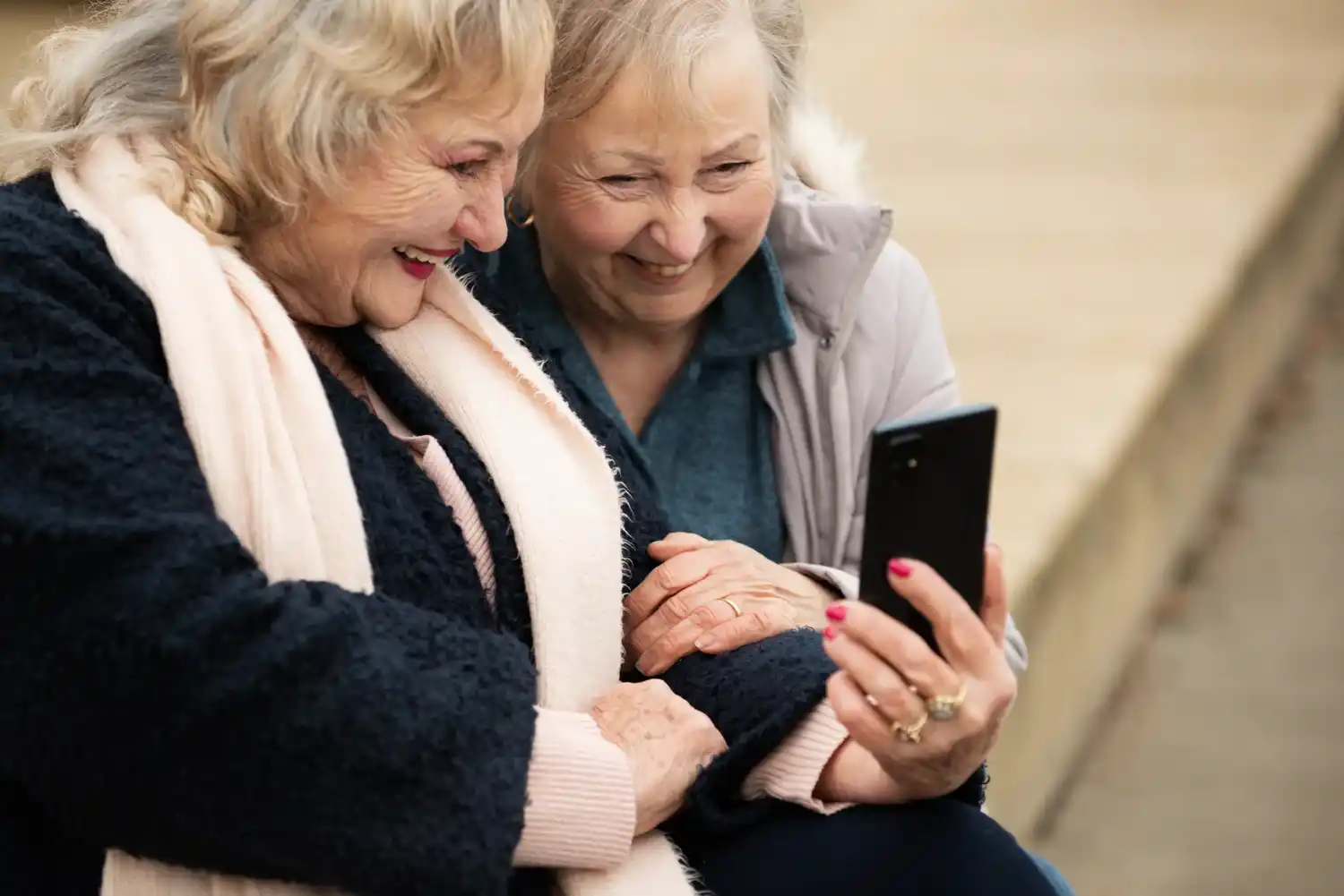 Municipalidad y UTN lanzan un taller gratuito para que adultos mayores aprendan a usar el celular
