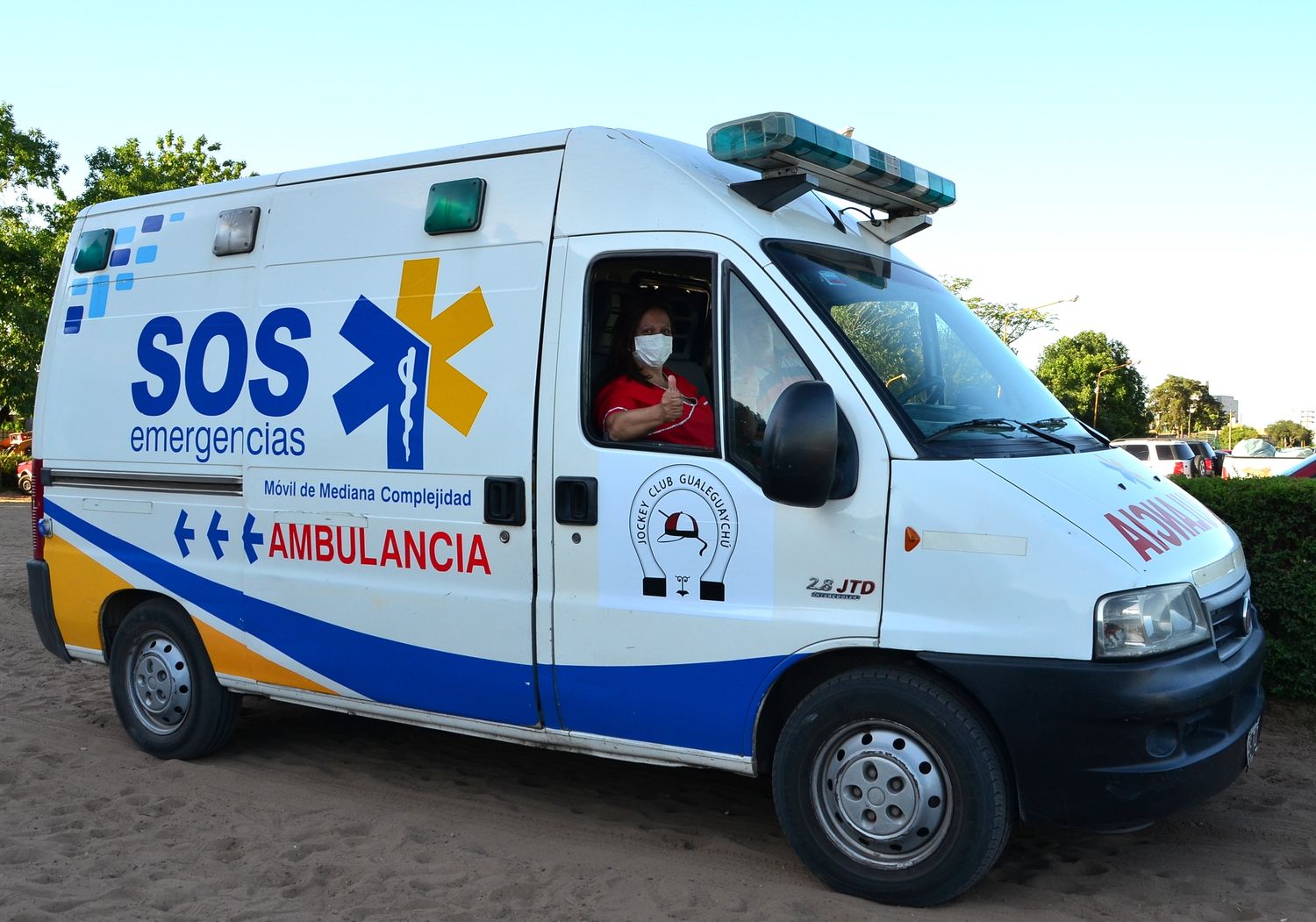 Dirigentes del Jockey Club presentaron una moderna ambulancia para la actividad del turf