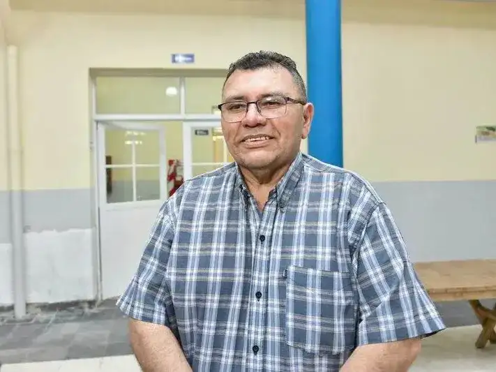 Adoctrinamiento en las escuelas: el director
de educación primaria cruzó a la oposición