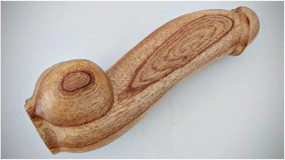 El gobierno lícita penes de madera y hay memes