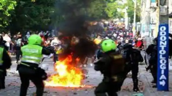 OCHO HORAS DE ENFRENTAMIENTOS: bomba molotov le estalló en la mano a joven durante protestas en Colombia
