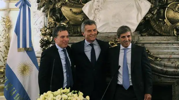 Nación se endeuda en dólares para financiarse en 2017