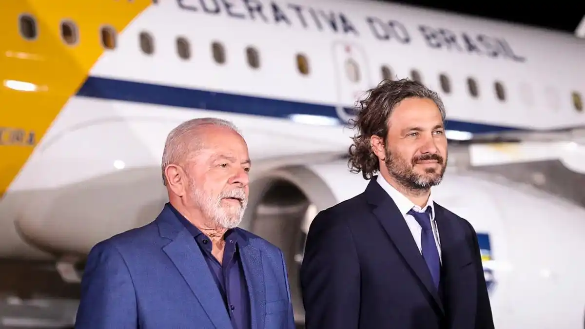 Mientras crece el rumor de una moneda común con Brasil, Lula desembarcó en Argentina