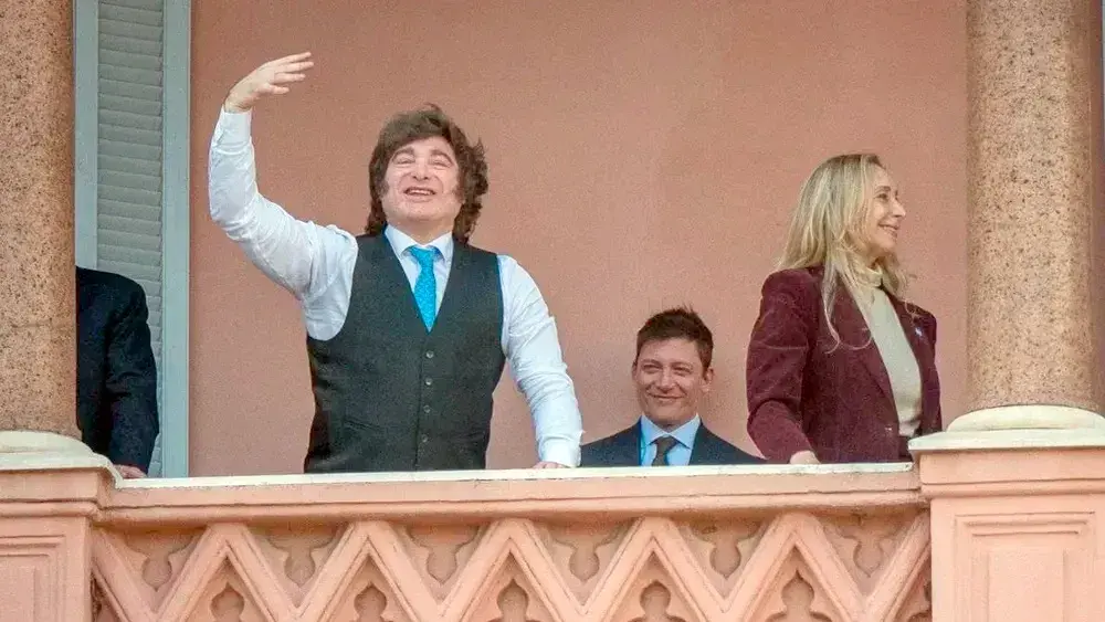 Javier Milei compartió en sus redes una foto en el balcón de la Casa Rosada junto a Santiago Caputo y Karina Milei.
