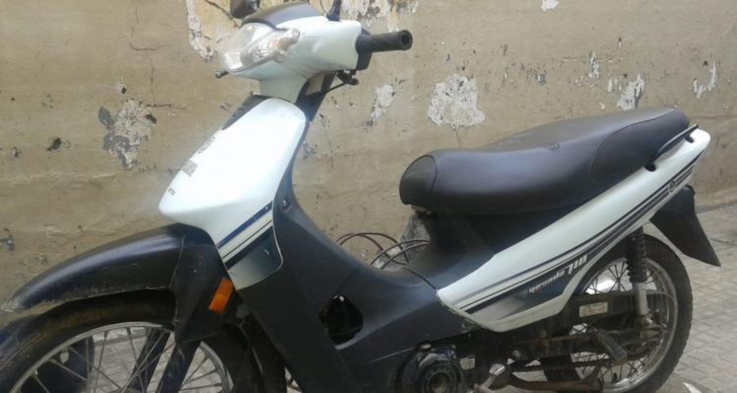 Aprehendieron a dos motochorros que le robaron el celular a una joven