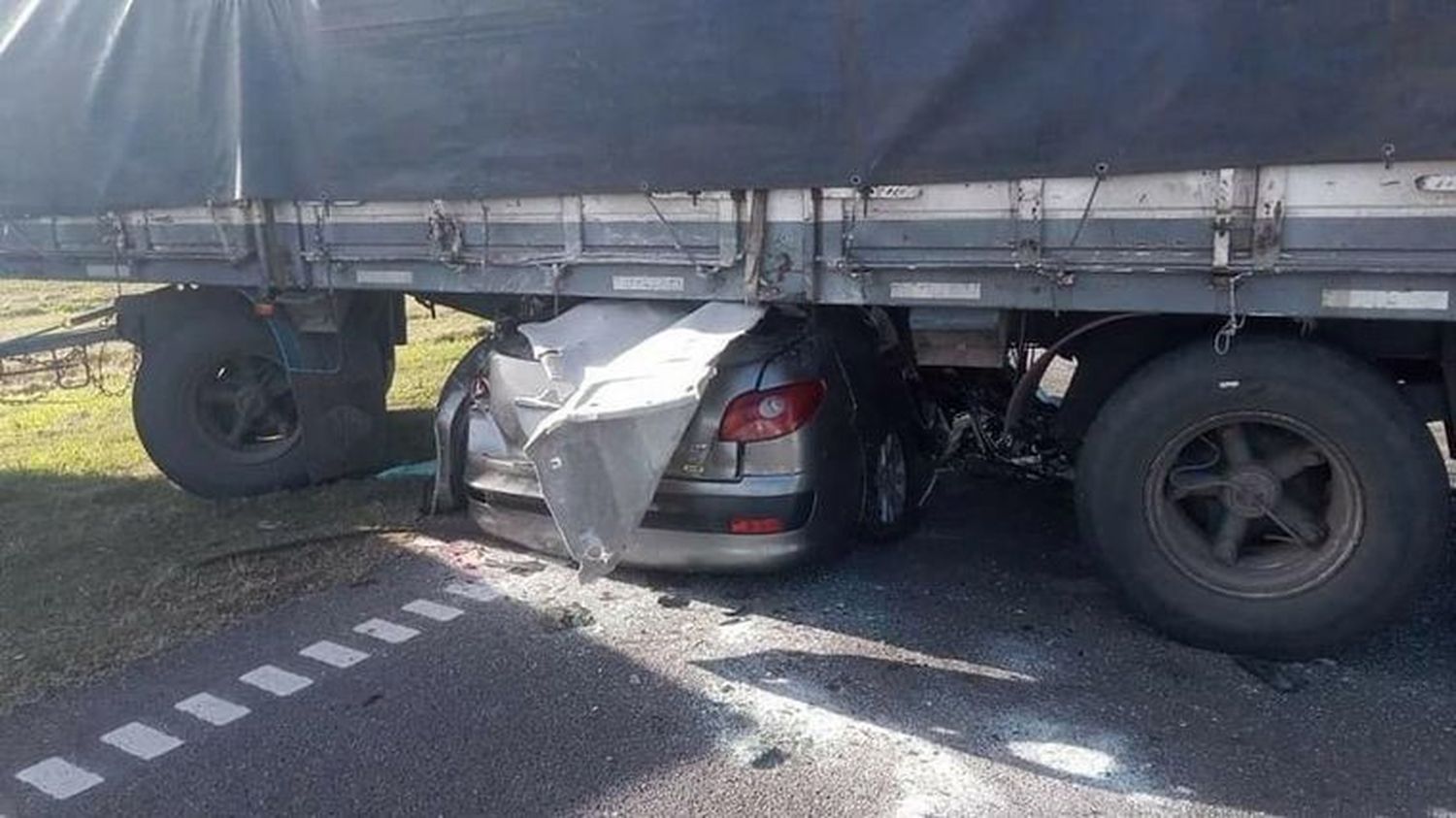 El siniestro involucro a un camión y un automóvil Peugeot