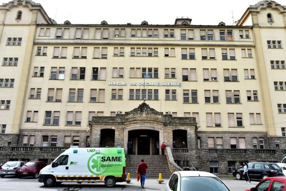 Un joven fue atacado en grupo en un boliche, lo abusaron y abandonaron en la vereda