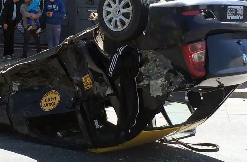 Fuerte choque y vuelco en Funes y Colón: hay cinco heridos