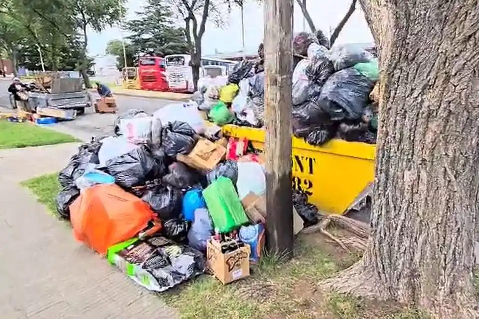 Volquetes repletos de basura
