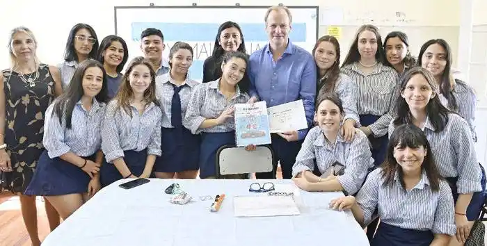 El gobernador Gustavo Bordet visitó el aula  de los Estudiantes de �S40 x Malvinas⬝