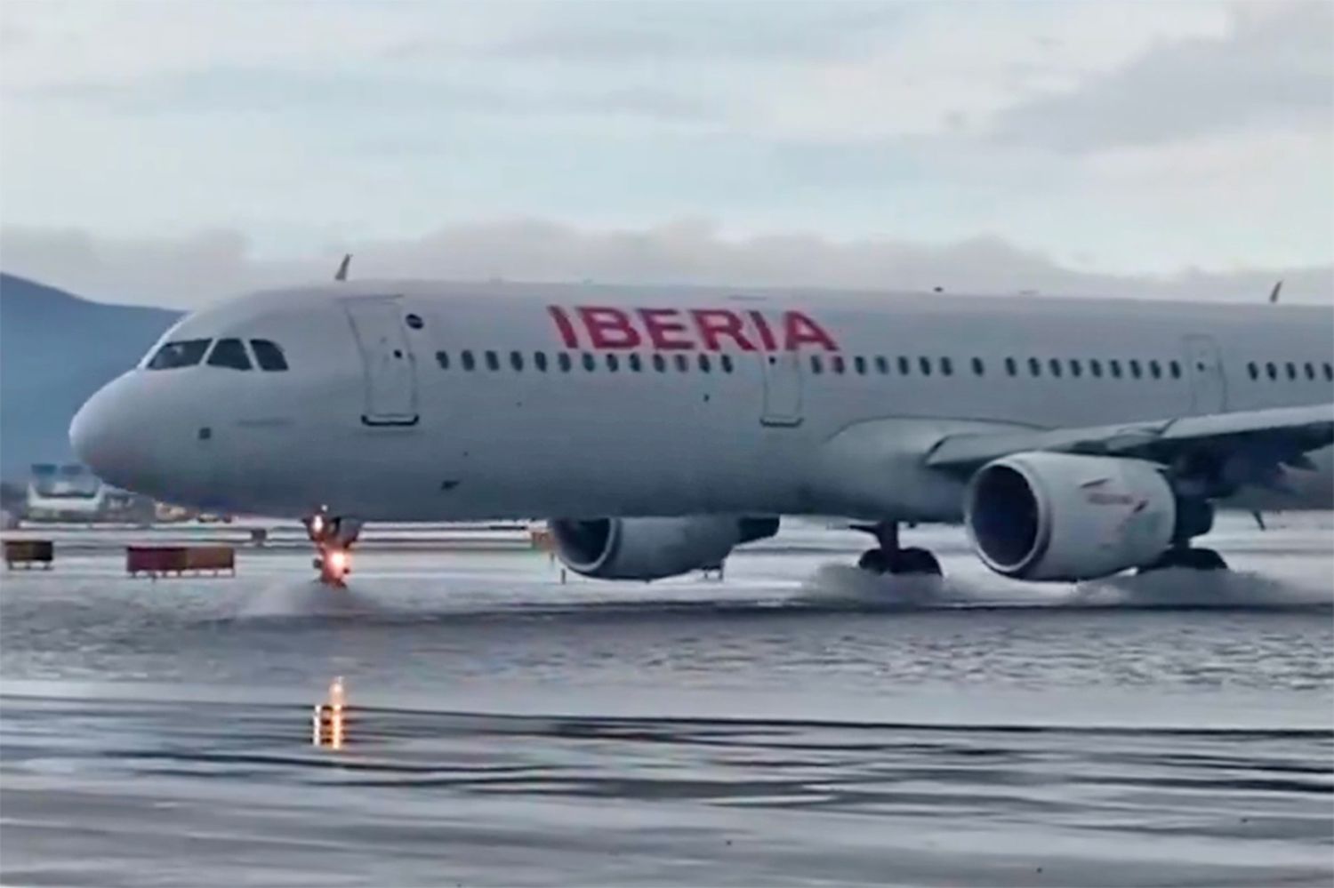 Más de 150 vuelos cancelados y calles de rodaje inundadas dejó la tormenta en el aeropuerto de Barcelona-El Prat