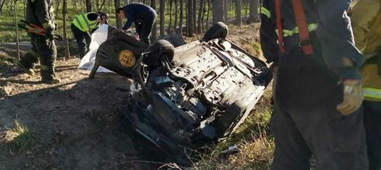 Una familia marplatense sufrió un vuelco fatal con su taxi en Río Negro