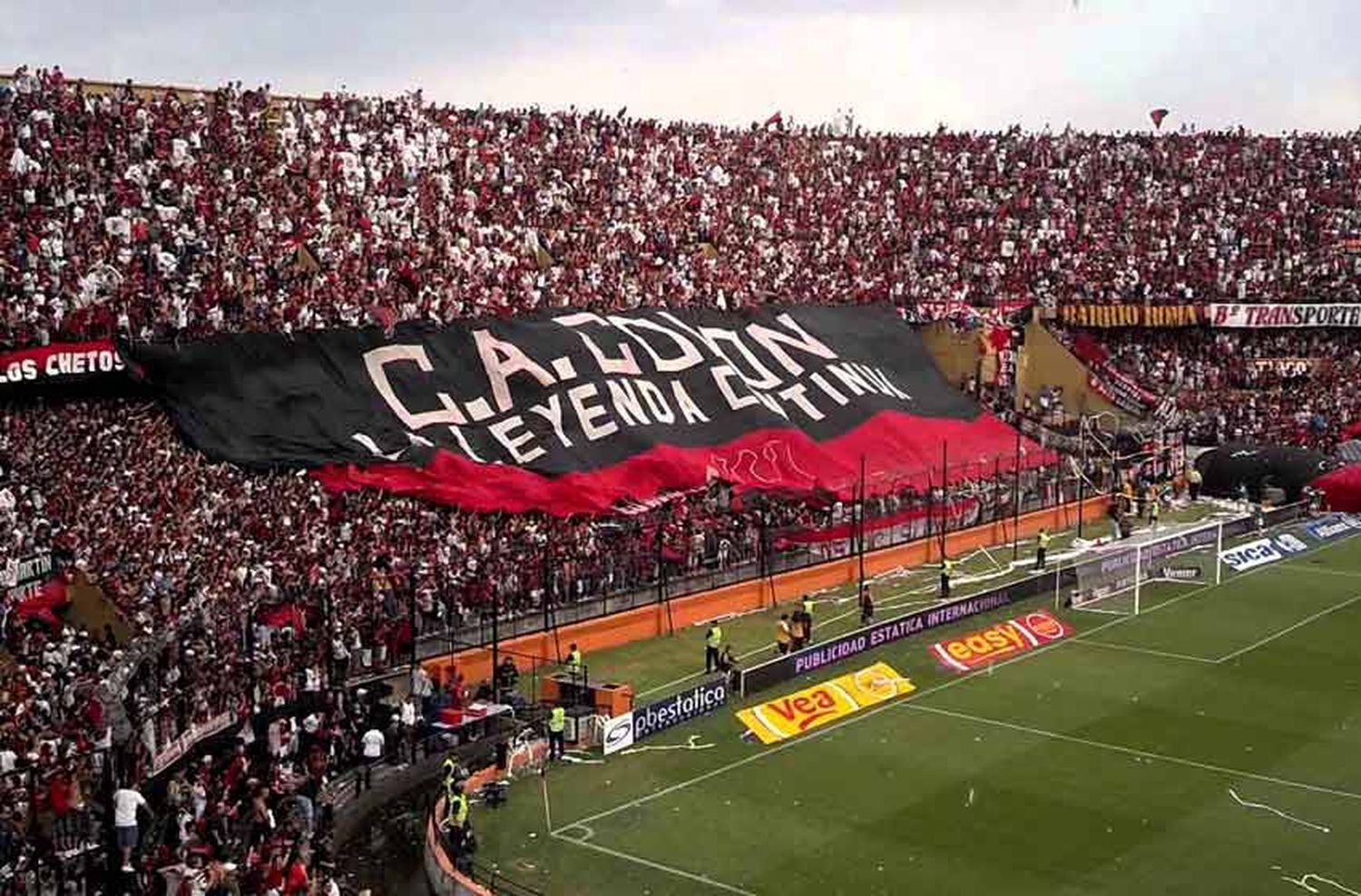 Previo al entrenamiento, la barra de Colón apretó a los jugadores