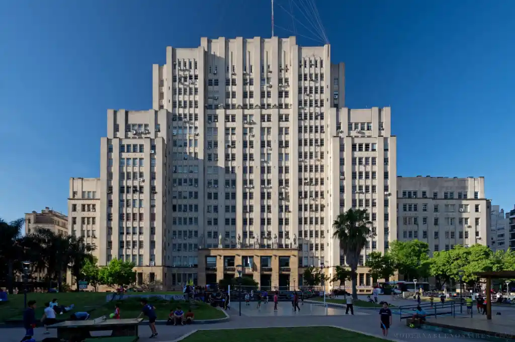 Un estudiante murió tras caer desde un séptimo piso en el interior de la Facultad de Medicina de la UBA