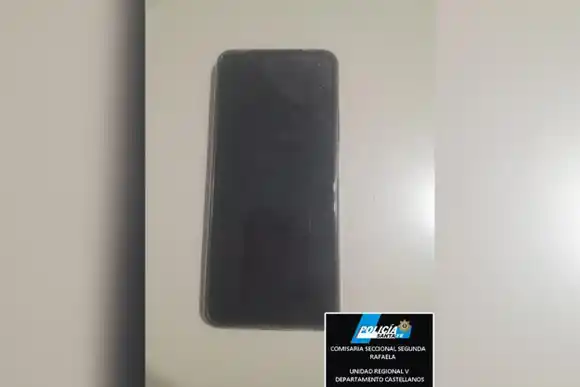 Aprovechó una distracción y robó un celular en un comercio, pero lo atraparon a los pocos metros