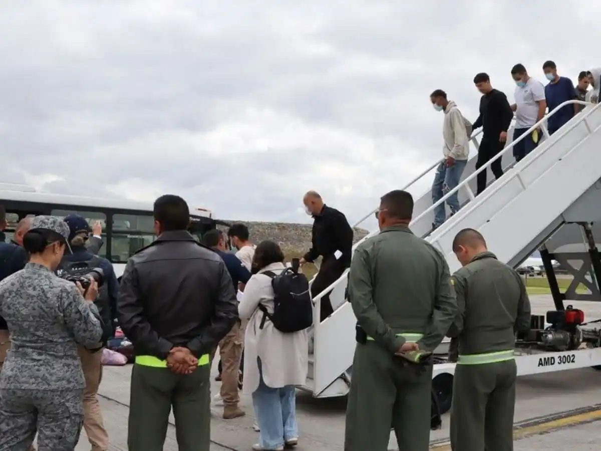 Llega al país el primer vuelo con argentinos deportados de Estados Unidos