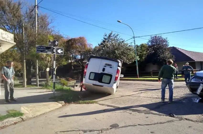Choque y vuelco en La Perla