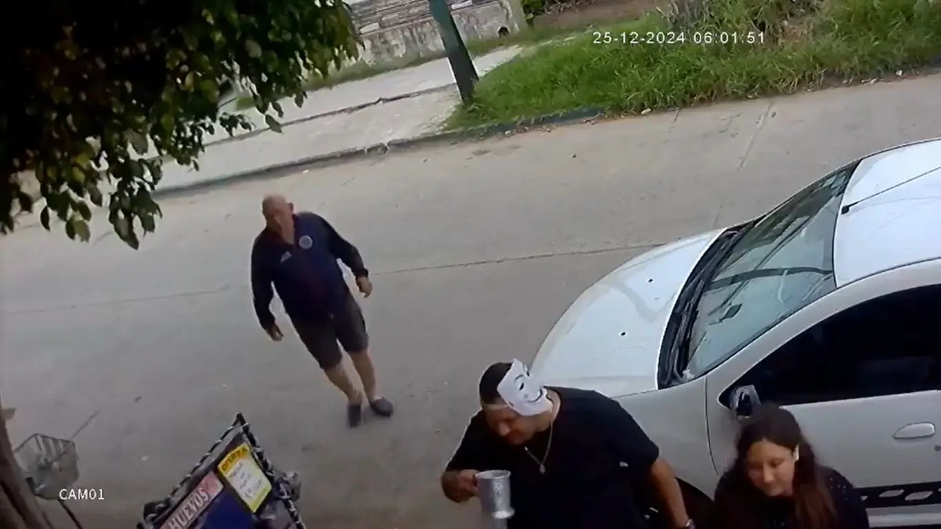 Momentos antes del crimen. (Cámara de seguridad)
