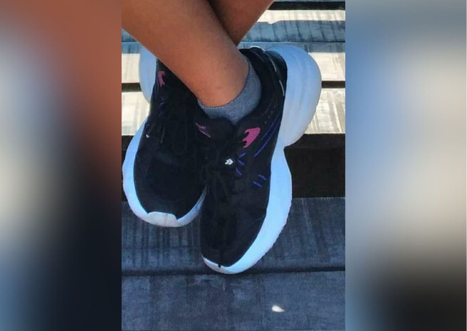 Le robaron las zapatillas en el Paseo Público