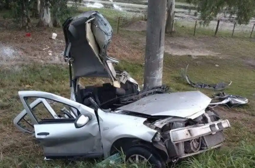 Dos hombres estrellaron su vehículo contra una columna y fallecieron