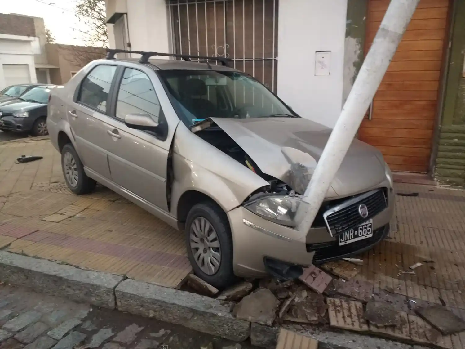 Perdió el control del auto e impactó contra un poste de alumbrado público