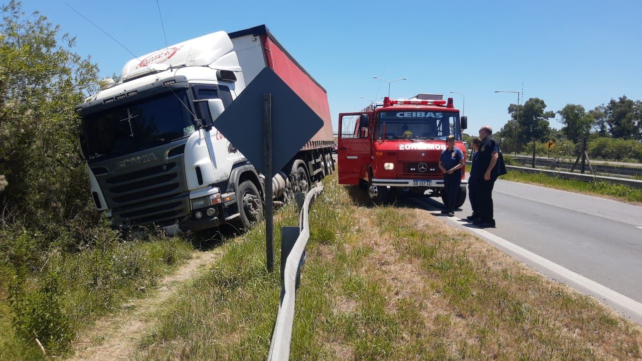 Despistó un camión en Ruta 12: rompió aproximadamente 200 metros del guardarrail