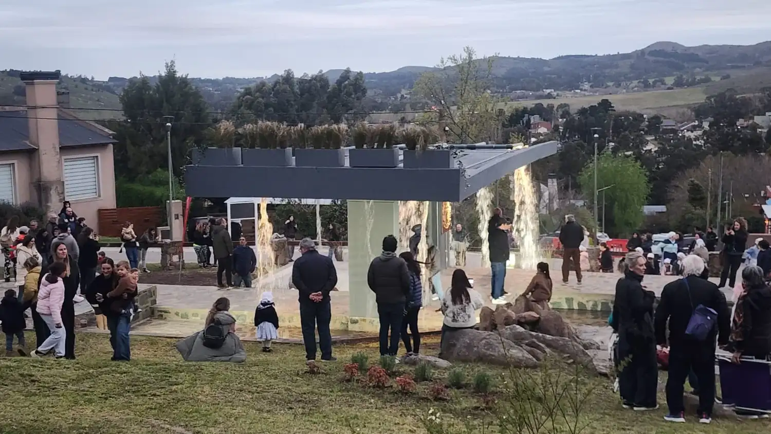 Fotografía de la inauguración de la fuente de los vascos en tandil.