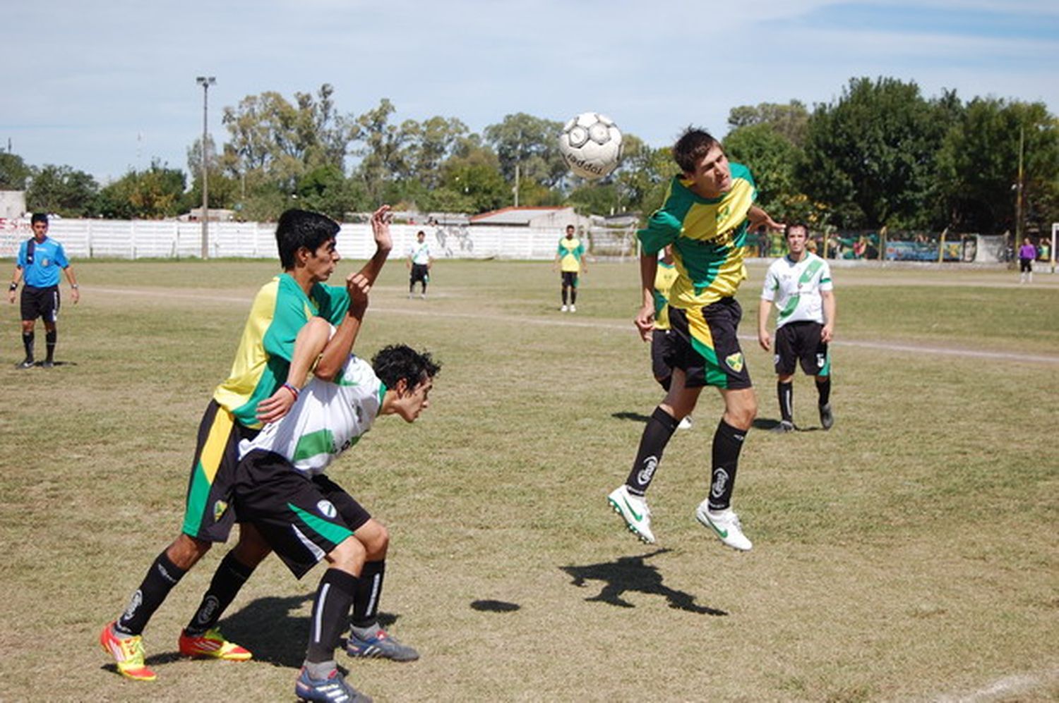 Pueblo retornó a primera con una victoria en el clásico