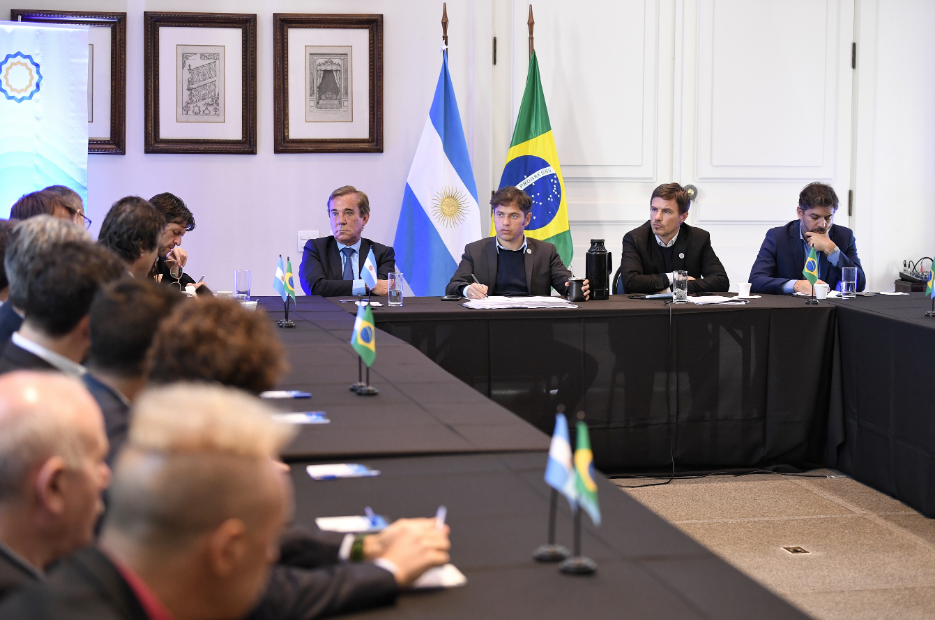 Kicillof en Brasil: encabezó una misión comercial junto al embajador Daniel Scioli