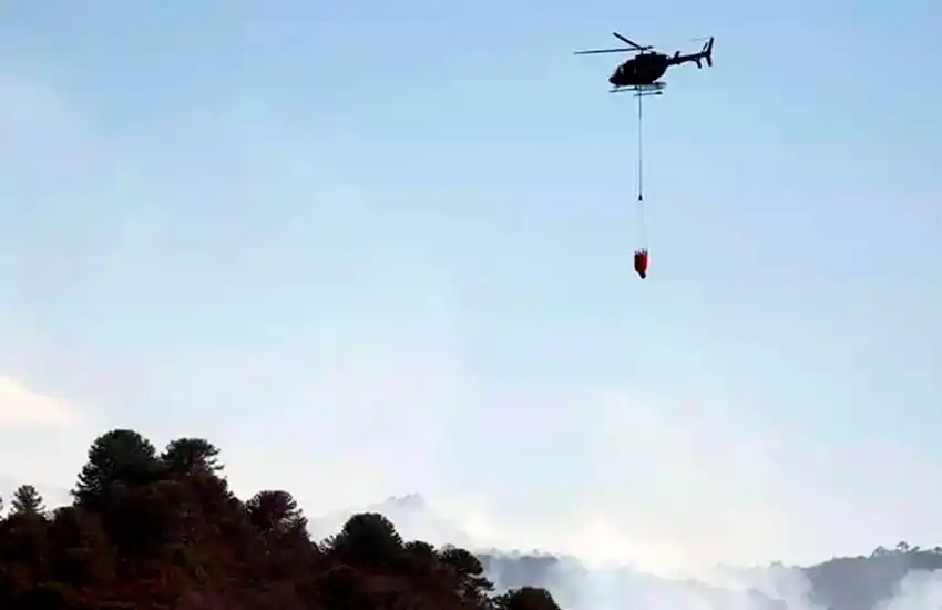 Cayó un helicóptero que combatía incendios en Neuquén: dos muertos