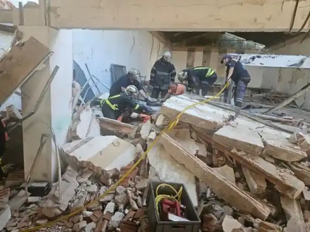 El colapso se produjo mientras en el lugar se realizaban tareas de demolición de la estructura.