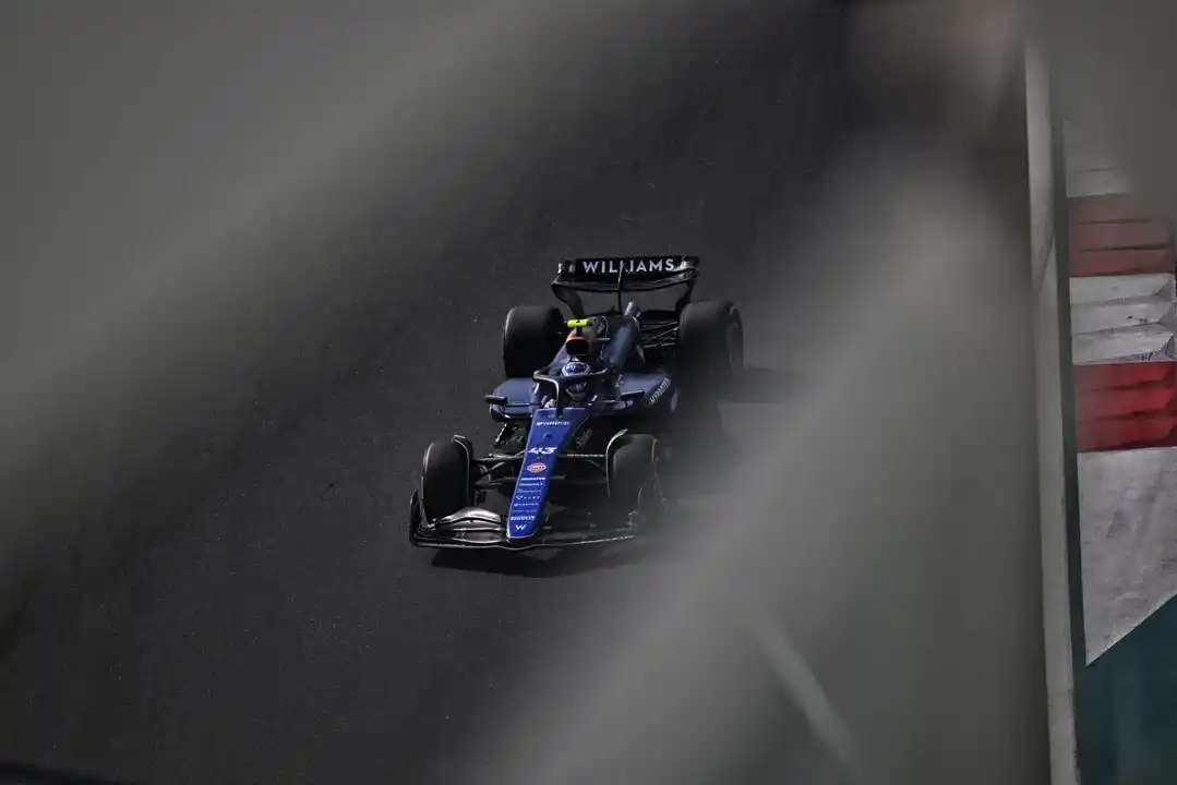 Colapinto, arriba de su Williams