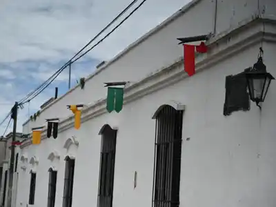 Colocaron banderines para reforzar el compromiso con la memoria afro en la Casa de Haedo: qué significa cada color